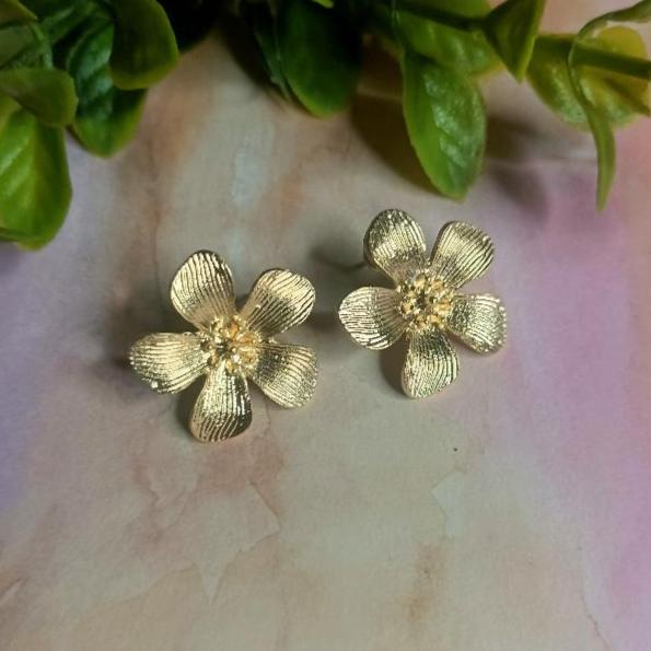 Golden Petals Stud Minimal Korean Fashion Earrings