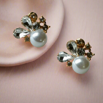 Pearl and white crystal cluster stud Korean Fashion earrings