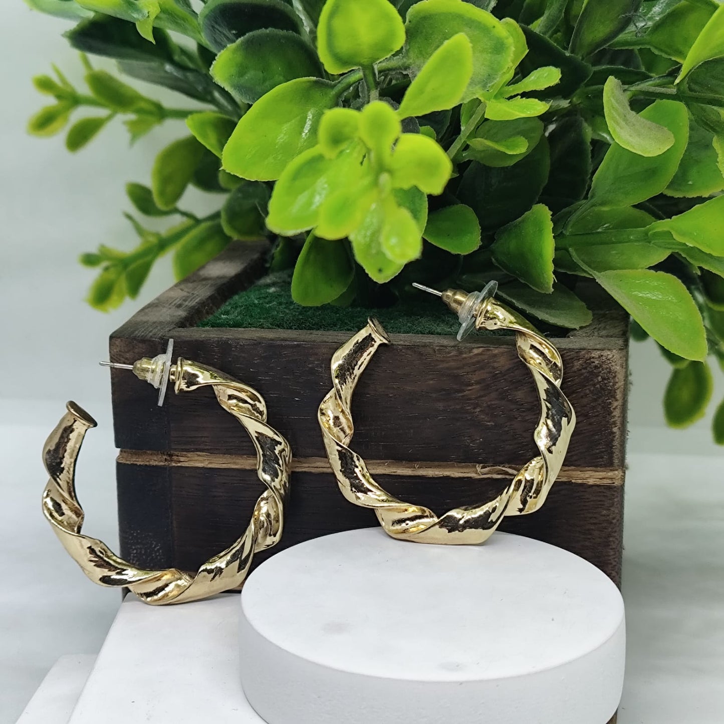Twist & Shine Hoop Earring