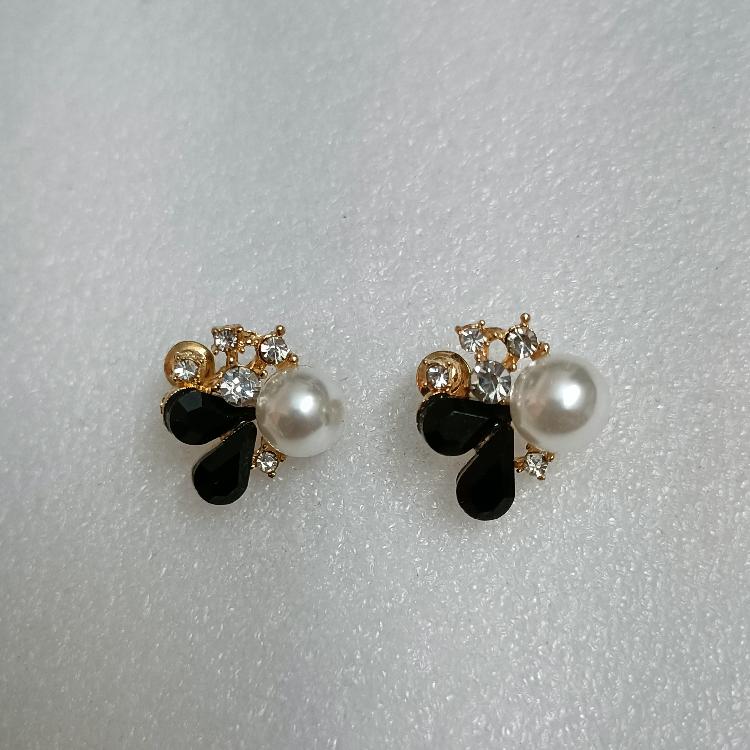 Pearl and black crystal cluster stud Korean Fashion earrings