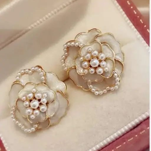 Daisy Pearl Stud Earring